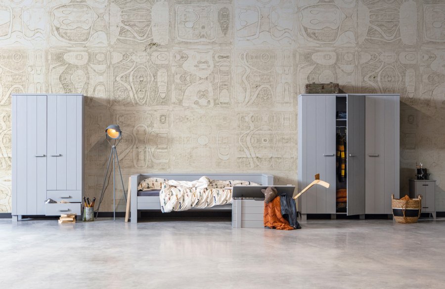 WOOOD Dennis garderobe, m. 2 drer, 3 hyller og 2 skuffer - betonggr furu og melamin