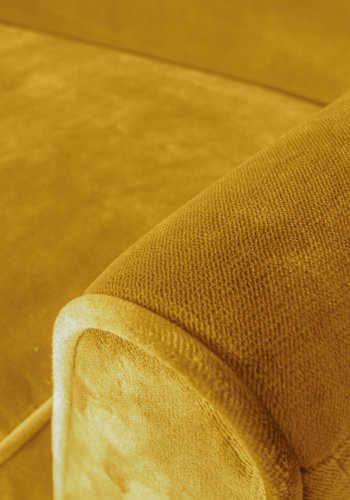 WOOOD Rocco XL sofa - oker polyesterflyel og svart bketre