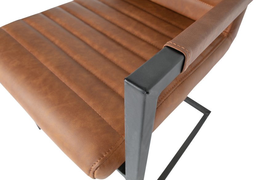 WOOOD Bas Esszimmerstuhl, mit Armlehnen – Vintage Cognac PU und schwarzes Metall