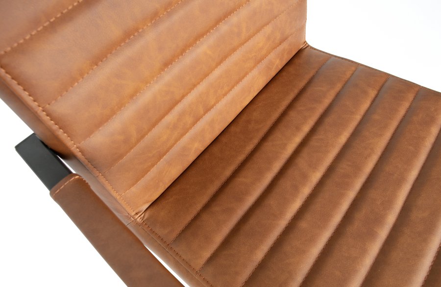 WOOOD Bas Esszimmerstuhl, mit Armlehnen – Vintage Cognac PU und schwarzes Metall