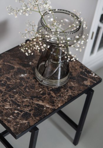 WOOOD Turn Around sidebord, vendbar bordplate - brun marmorlook/svart MDF og sort stl (50x44)