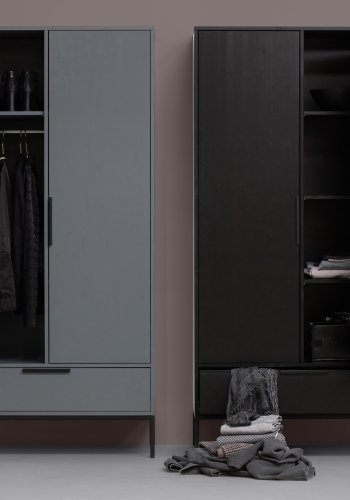 WOOOD Adam garderobe, m. 2 drer, 1 skuff, 4 hyller og 1 hengerstang - sort furu og stl