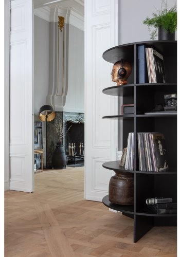 WOOOD EKSKLUSIVT Trian Tower bokhylle, halvrund - svart ask (100x76)