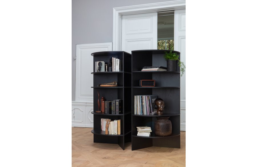 WOOOD EKSKLUSIVT Trian Tower bokhylle, halvrund - svart ask (100x76)