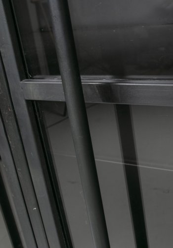 WOOOD Collection vitrineskap, m. 2 drer og 4 hyller - glass og sort jern