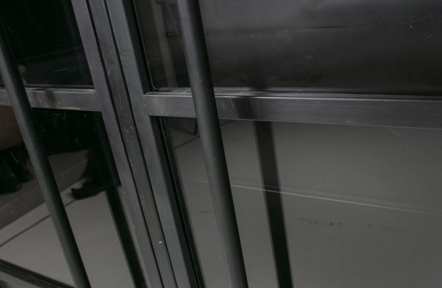 WOOOD Collection vitrineskap, m. 2 drer og 4 hyller - glass og sort jern