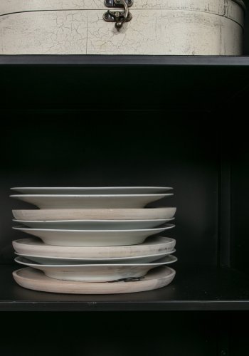 WOOOD Collection vitrineskap, m. 2 drer og 4 hyller - glass og sort jern