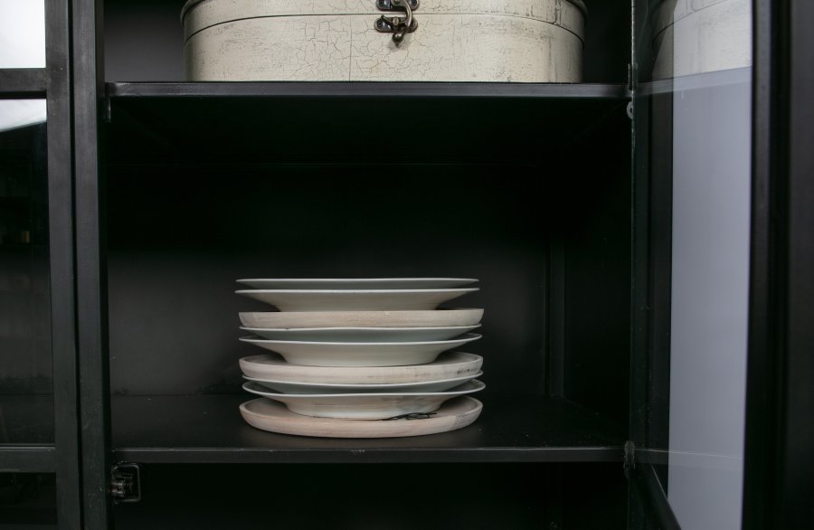 WOOOD Collection vitrineskap, m. 2 drer og 4 hyller - glass og sort jern