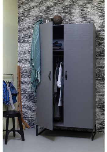 WOOOD Morris garderobe, m. 2 drer, 4 hyller og 1 hengerstang - gr furu og sort metall