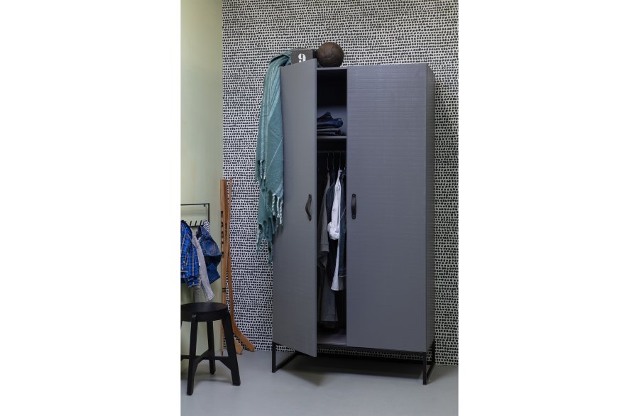 WOOOD Morris garderobe, m. 2 drer, 4 hyller og 1 hengerstang - gr furu og sort metall