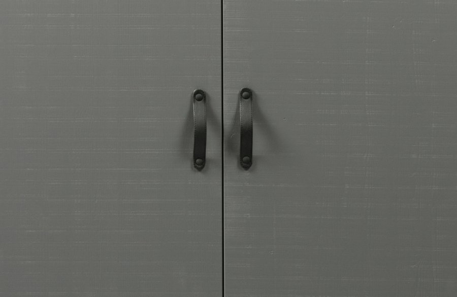 WOOOD Morris garderobe, m. 2 drer, 4 hyller og 1 hengerstang - gr furu og sort metall