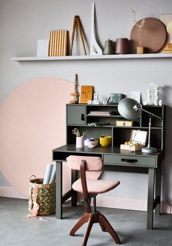 VTWONEN Scene barnepult, m. 1 dr, 1 skuff og hyller - grnnspetonet furu (110x58)