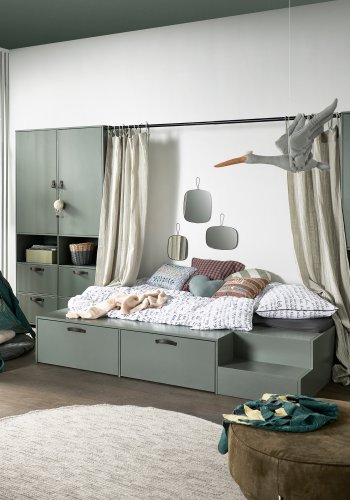 VTWONEN Scenegarderobe for barn, m. 2 drer, hyller og 4 skuffer - grnnspetonet furu