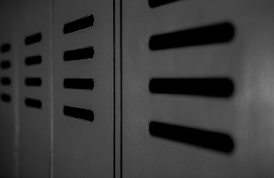 WOOOD Stijn Garderobeskap, m. 2 drer og 8 hyller - sort furu