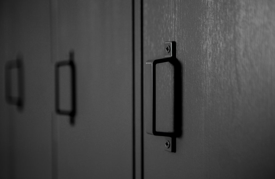 WOOOD Stijn Garderobeskap, m. 2 drer og 8 hyller - sort furu