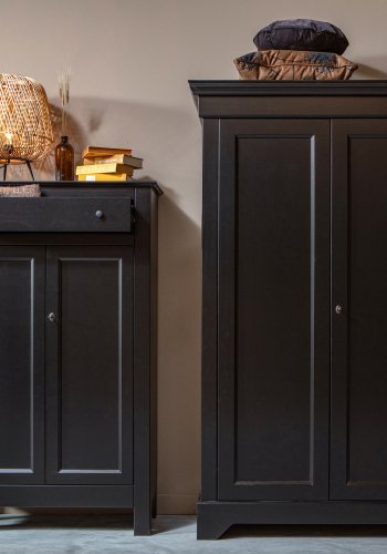 WOOOD Eva-skap, m. 2 drer, 1 skuff og 2 hyller - sort furu