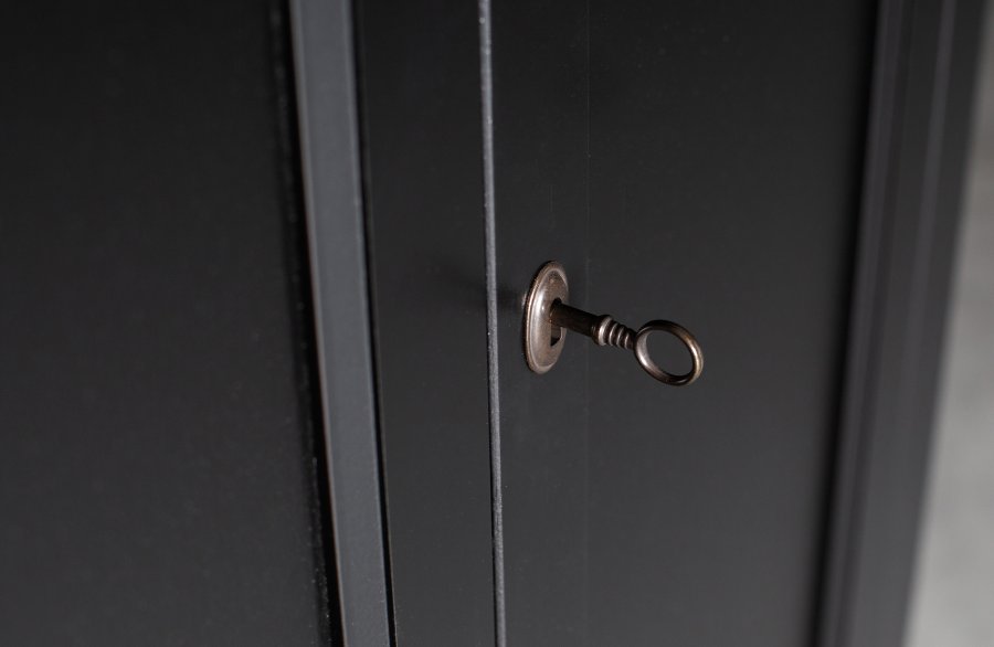 WOOOD Eva-skap, m. 2 drer, 1 skuff og 2 hyller - sort furu