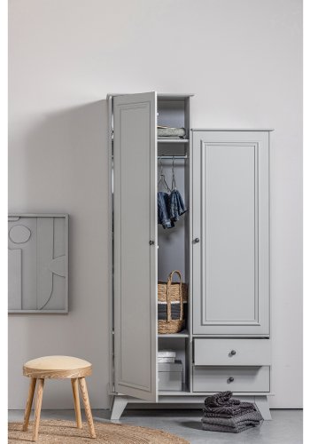 WOOOD Lily garderobe, m. 2 drer, 2 skuffer, 5 hyller og 1 hengestang - varm gr furu