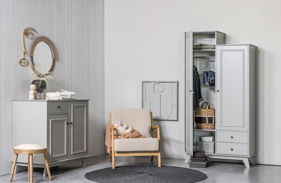 WOOOD Lily garderobe, m. 2 drer, 2 skuffer, 5 hyller og 1 hengestang - varm gr furu