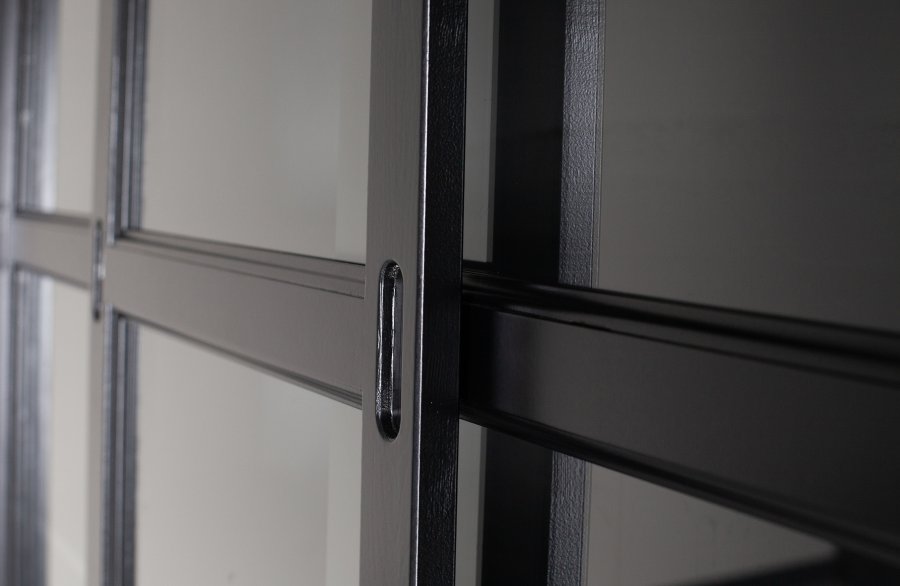 WOOOD Lagos vitrineskab, m. 6 skydelger og 4 skuffer - glas og sort fyrretr