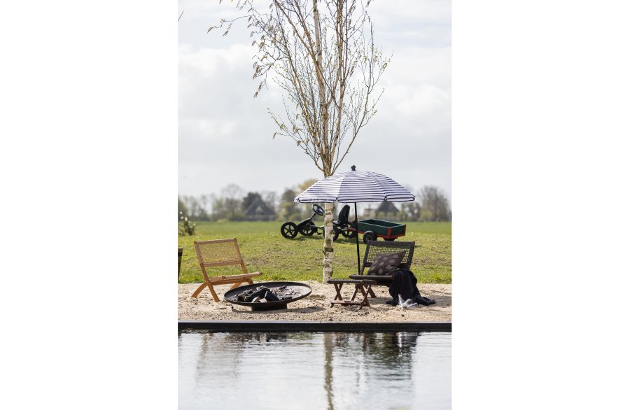 WOOOD Lois f&auml;llbar utomhusstol - naturlig polyeten och eukalyptustr&auml;