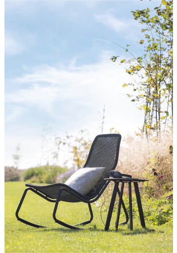 WOOOD Tom utendrs gyngestol - svart polyetylen og sort metall