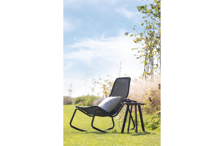 WOOOD Tom utendrs gyngestol - svart polyetylen og sort metall