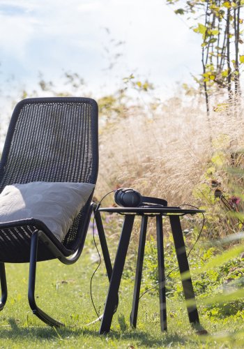WOOOD Tom utendrs gyngestol - svart polyetylen og sort metall