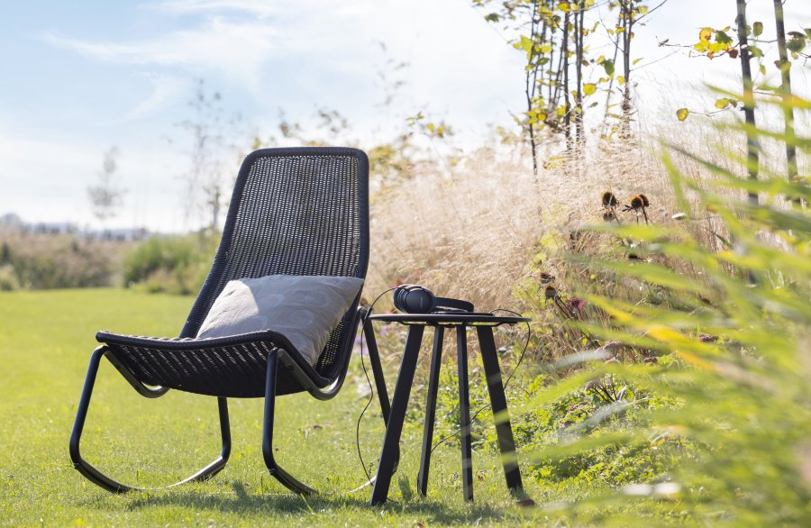 WOOOD Tom utendrs gyngestol - svart polyetylen og sort metall