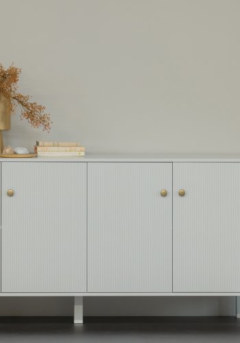 TRE Madu skjenk, m. 4 drer og 2 hyller - skygr furu og metall