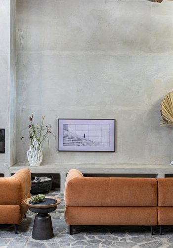 WOOOD EKSKLUSIV Lloyd 4-seters sofa - kanelvasket flyel og svart metall