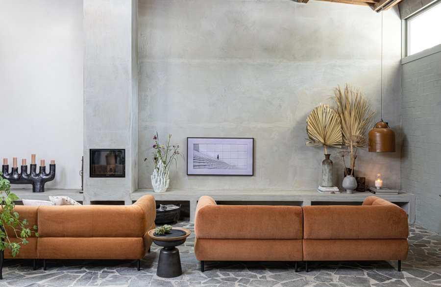 WOOOD EKSKLUSIV Lloyd 4-seters sofa - kanelvasket flyel og svart metall