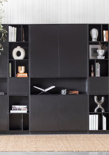 TRE EKSKLUSIV Finca skap, m. 4 drer, 3 hyller, 1 pent rom - dyp svart furu (B:110)