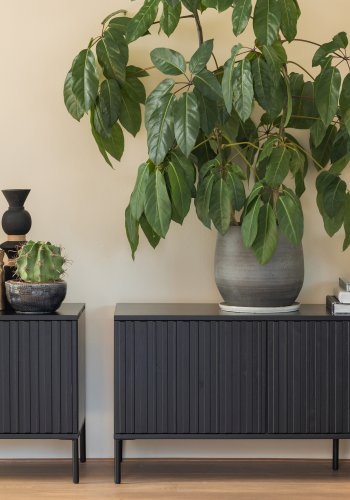 WOOOD EKSKLUSIV Ny Gravure TV-bord, m. 2 trykk for  pne drer - svart furu og svart metall (B:100)