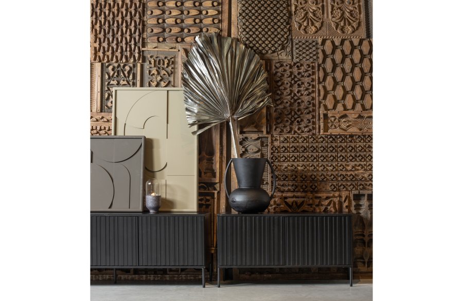 WOOOD EKSKLUSIV Ny Gravure TV-bord, m. 2 trykk for  pne drer - svart furu og svart metall (B:100)