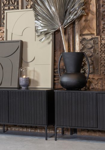 WOOOD EKSKLUSIV Ny Gravure TV-bord, m. 3 trykk for  pne drer - svart furu og svart metall (B:150)