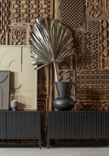 WOOOD EKSKLUSIV Ny Gravure TV-bord, m. 3 trykk for  pne drer - svart furu og svart metall (B:150)