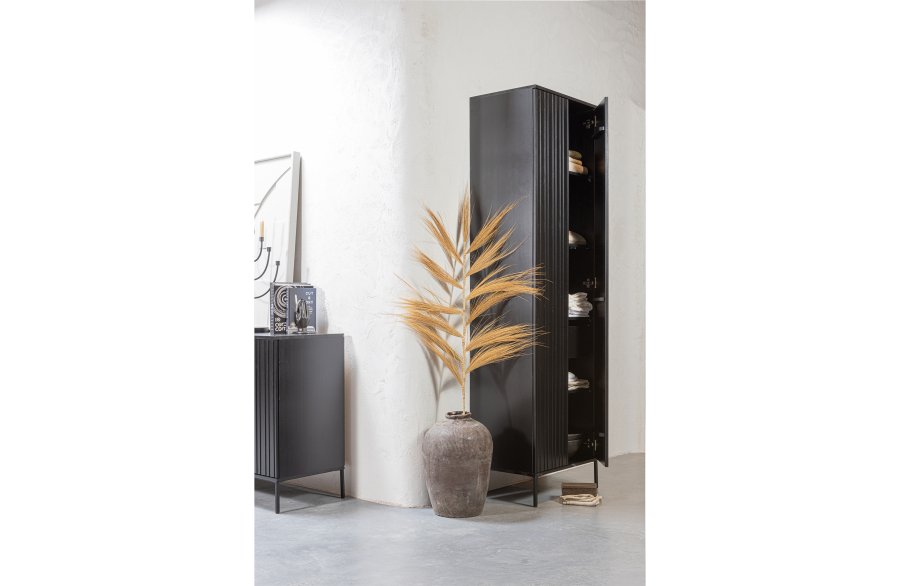 WOOOD EXCLUSIVE Nytt Gravure-skp, w. 2 tryck för att öppna dörrar och 1 lda - svart furu och svart metall