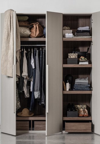 WOOOD Ren garderobe, m. 3 drer, 4 hyller, 1 hengestang, 3 skuffer - steingr/brun valnttfinish