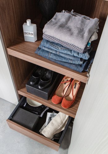 WOOOD Ren garderobe, m. 3 drer, 4 hyller, 1 hengestang, 3 skuffer - steingr/brun valnttfinish