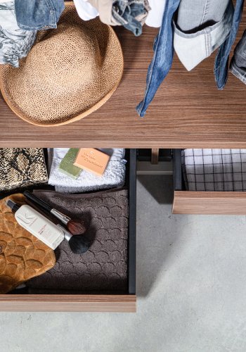 WOOOD Ren garderobe, m. 3 drer, 4 hyller, 1 hengestang, 3 skuffer - steingr/brun valnttfinish