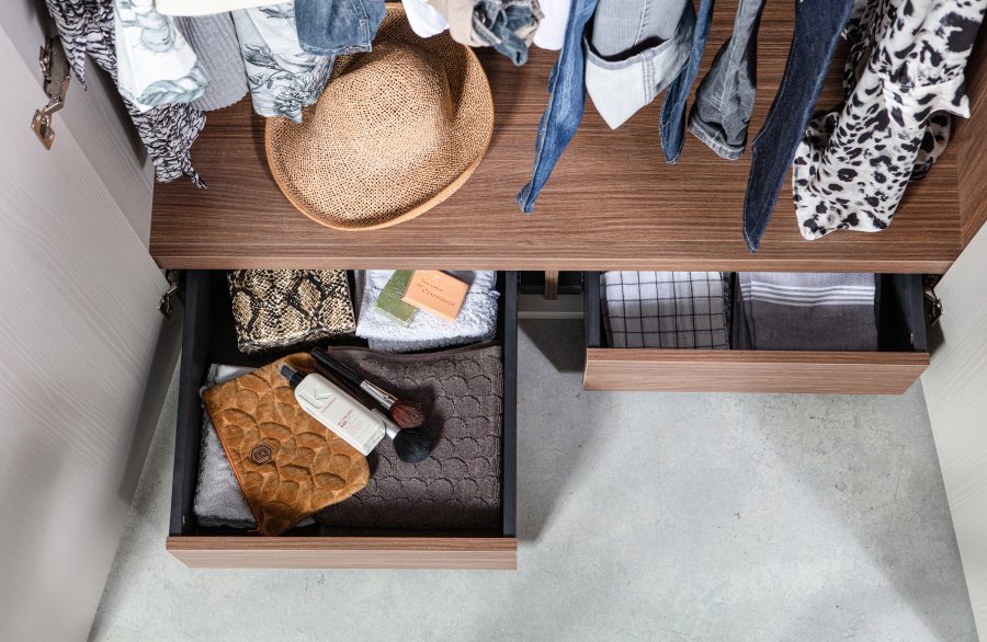 WOOOD Ren garderobe, m. 3 drer, 4 hyller, 1 hengestang, 3 skuffer - steingr/brun valnttfinish