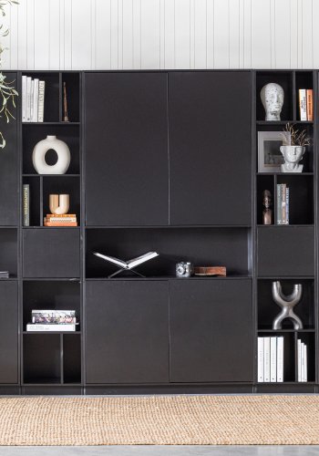 WOOOD EXCLUSIVE Fincaskap, rundt, venstre, m. 2 trykk for  pne drer og hyller - svart furu