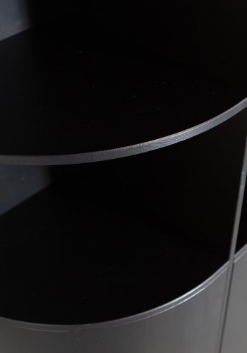 WOOOD EXCLUSIVE Fincaskap, rundt, venstre, m. 2 trykk for  pne drer og hyller - svart furu