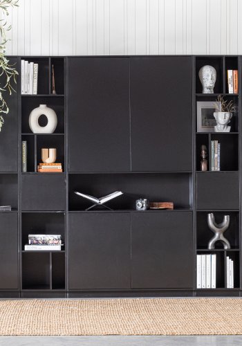 WOOOD EXCLUSIVE Fincaskap, pent, m. 1 trykk for  pne dr og hyller - svart furu