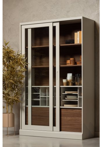 WOOOD James vitrineskab, m. 4 skydelger - glas, tgegr fyrretr og valnddeprint