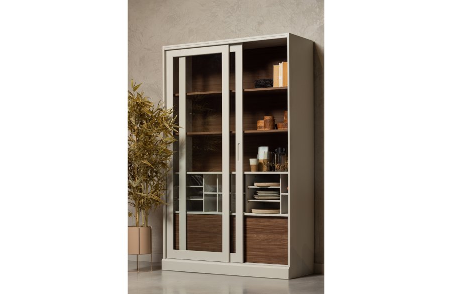 WOOOD James vitrineskab, m. 4 skydelger - glas, tgegr fyrretr og valnddeprint