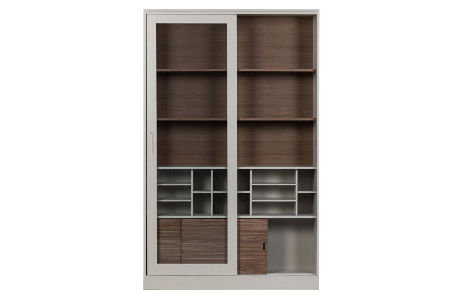 WOOOD James vitrineskab, m. 4 skydelger - glas, tgegr fyrretr og valnddeprint