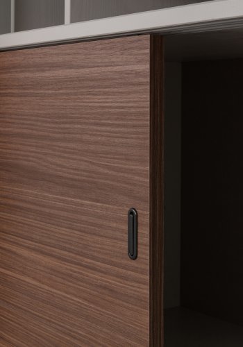 WOOOD James vitrineskab, m. 4 skydelger - glas, tgegr fyrretr og valnddeprint