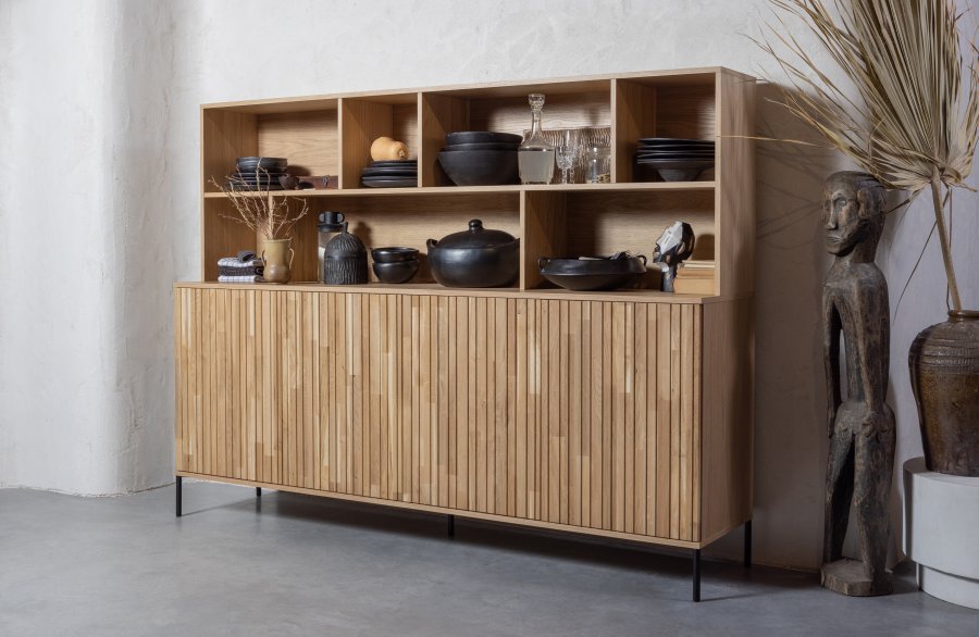 WOOOD EKSKLUSIV Nytt gravure skap, m. 4 trykk for  pne drer og hyller - naturlig eikefiner og svart metall